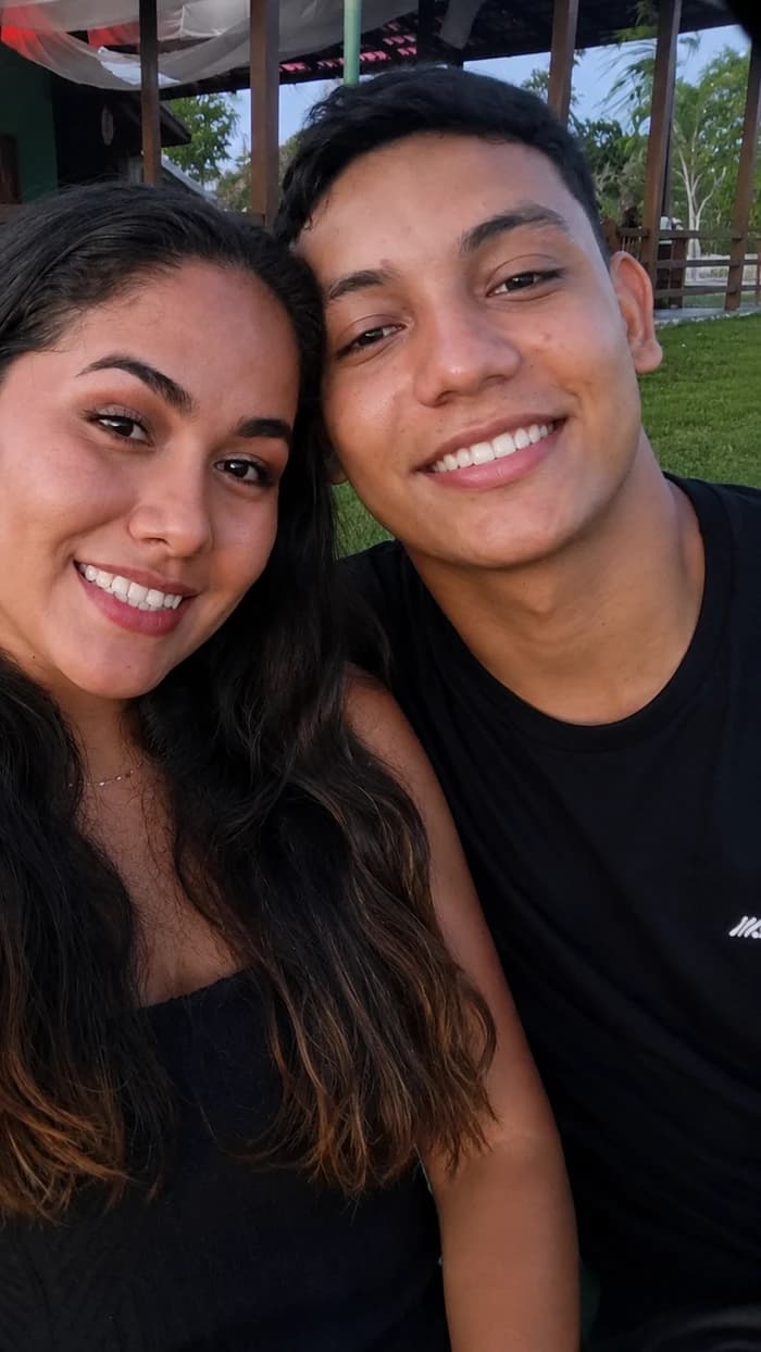Lado a lado, sorrindo